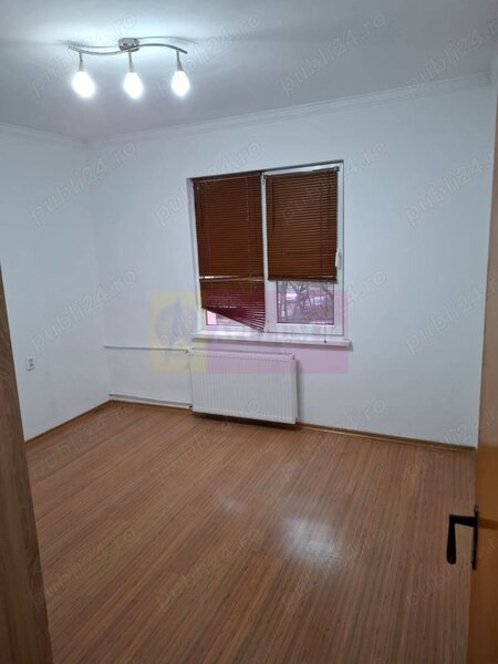 Vanzare apartament cu 3 camere in zona Dristor-Rm. Sarat